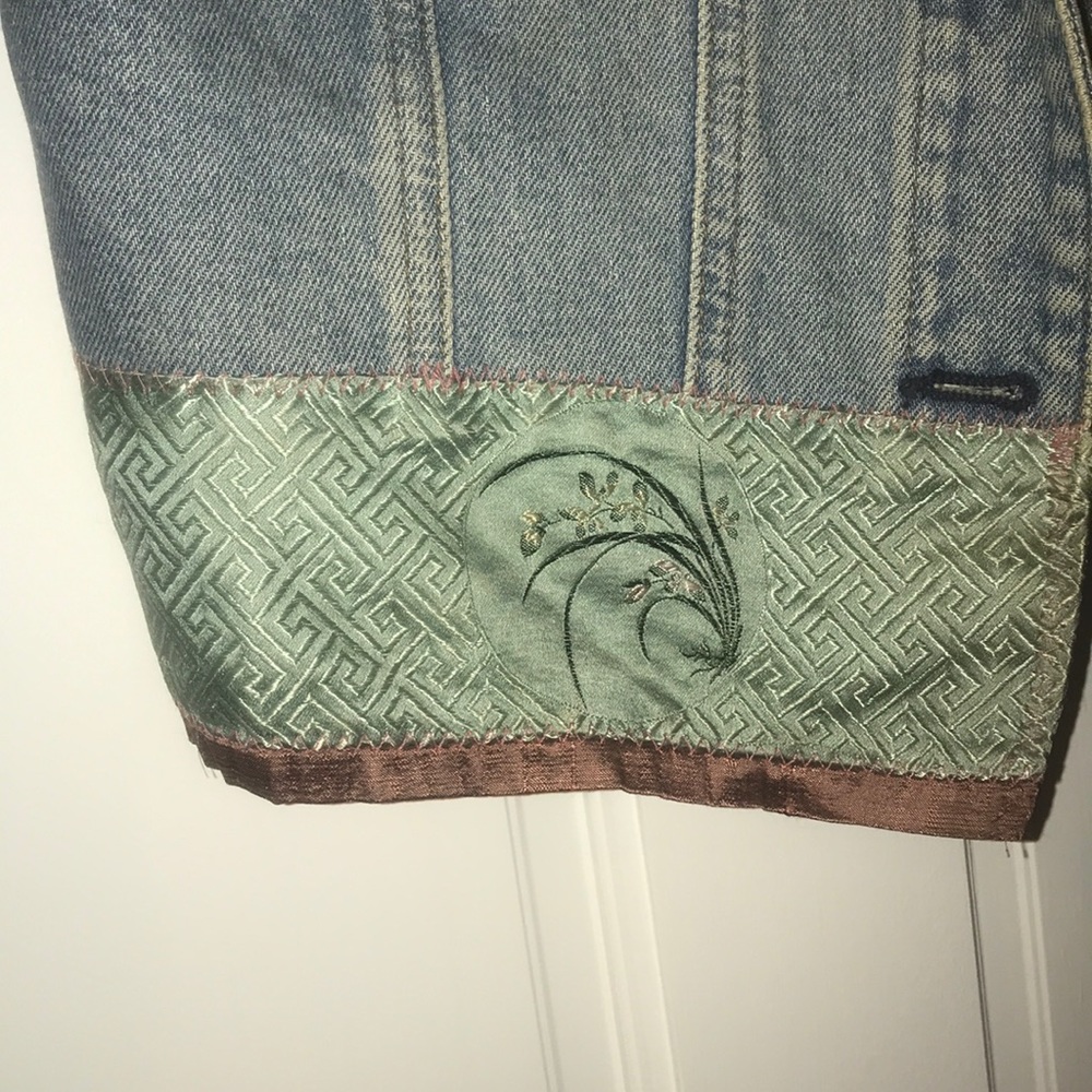 ⭐️HP⭐️Vintage Gap Denim Jacket w/ designs - Picture 2 of 2
